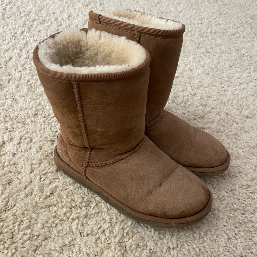 tan/brown women’s UGG boots